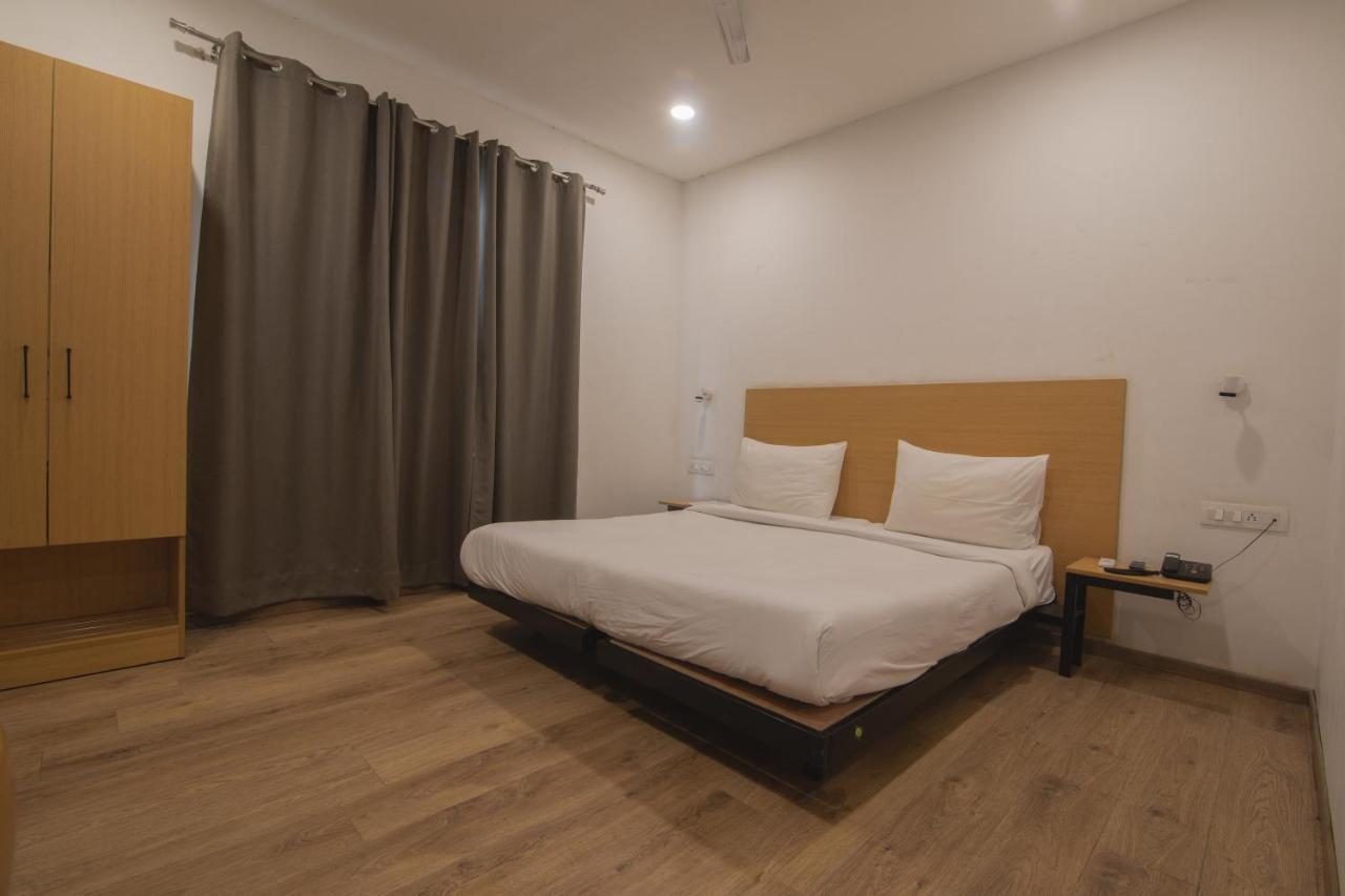 Hotel Kingston House ลัคเนา ภายนอก รูปภาพ